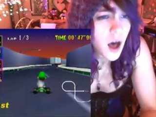 Stréber lány cums játszik mario kart