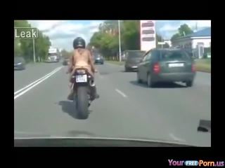 裸体 上 motorcycle