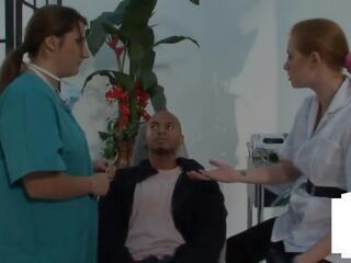 Cfnm babes rykk liten svart peter ved den dentist: hd x karakter video 21